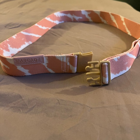 Pink Arcade snowboarding/ski belt. - Picture 3 of 5